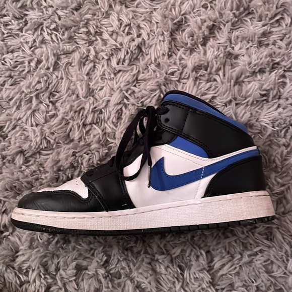 blue and white jordan’s - Picture 2 of 4